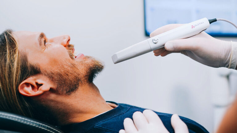 Der Intraoralscanner Eletra Smart hat eine schmal Spitze und sorgt daher für eine gute Compliance